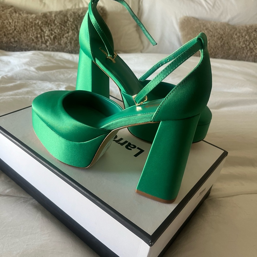 Larroude Ari platform pumps